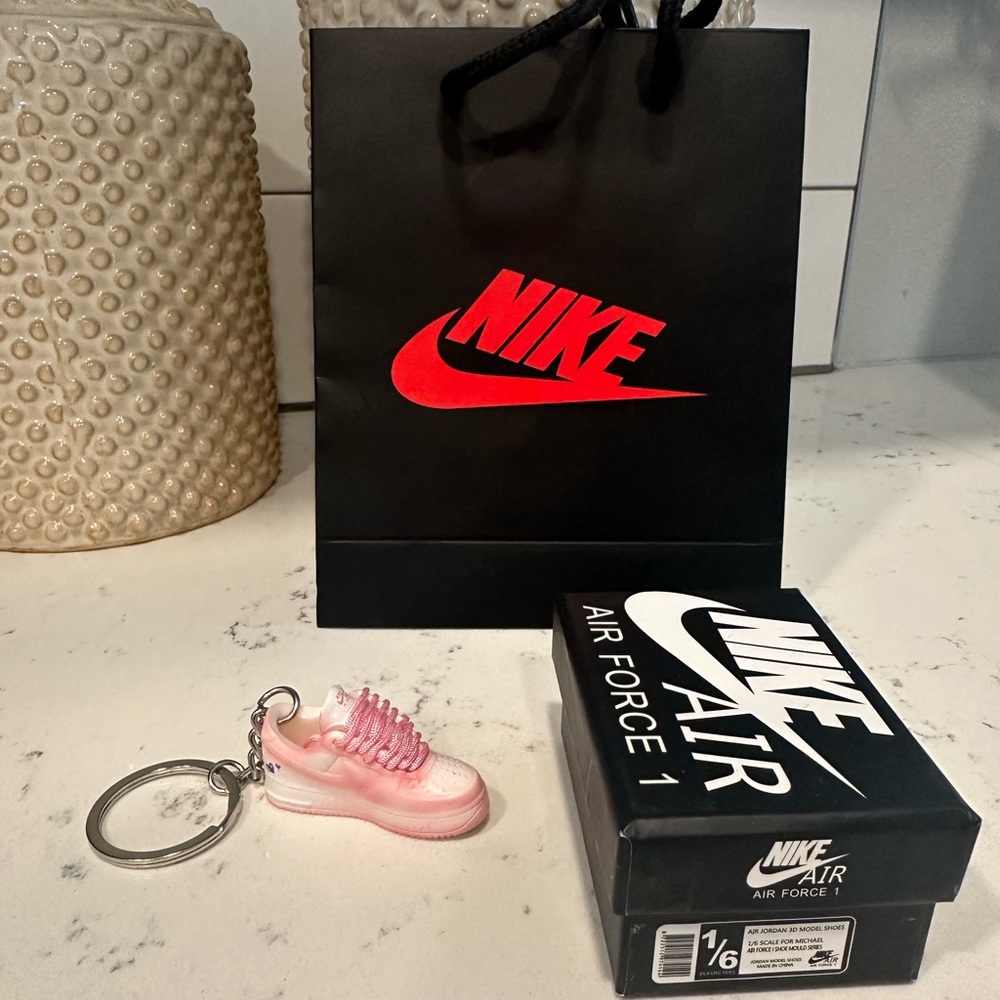 NIKE keychain/box/bag Bundle